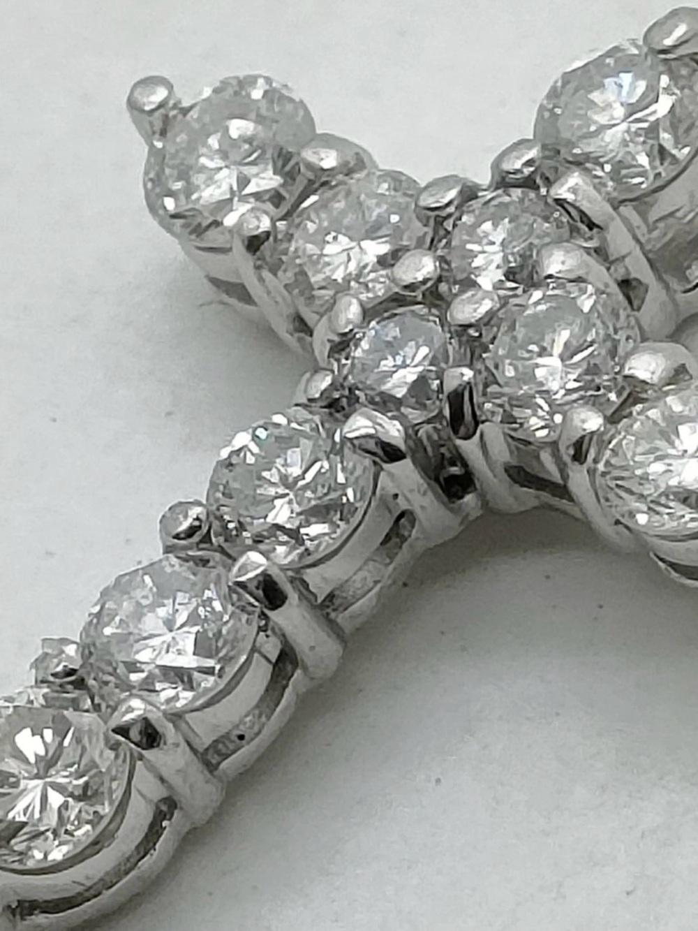 Diamond Cross Pendant in platinum - Sparkling White - Picture 2 of 7